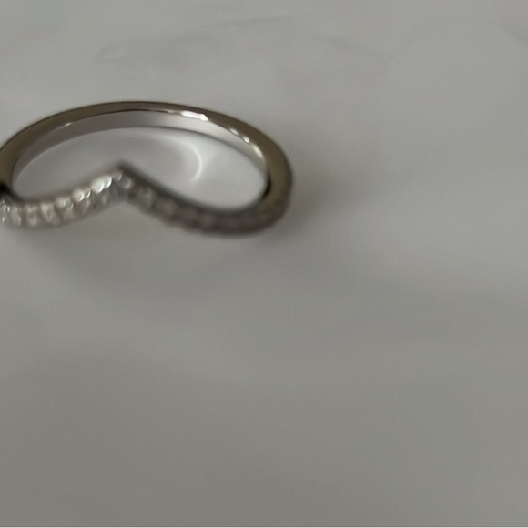 New sterling silver Chevron ring with cubic zirconias in the front size 8 - Picture 1 of 2